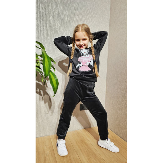 Stilīgs sporta kostīms ar Wednesday printu Melns Stilīgs sporta kostīms ar Wednesday printu Melns