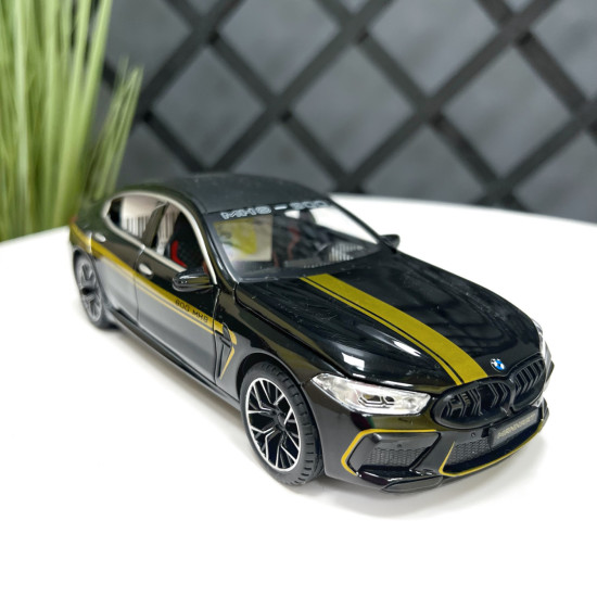 Automašīnas metāla modelis BMW M8