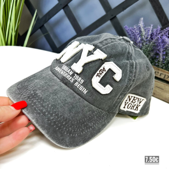Cepure ar nagu ar uzšuvumu NYC