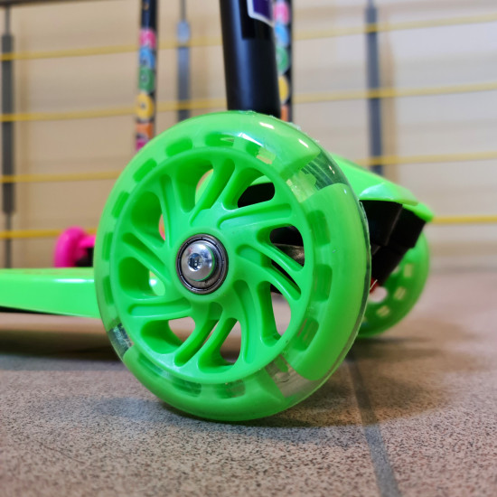 Skrejritenis ScooTer ar LED riteņiem Skrejritenis ScooTer ar LED riteņiem